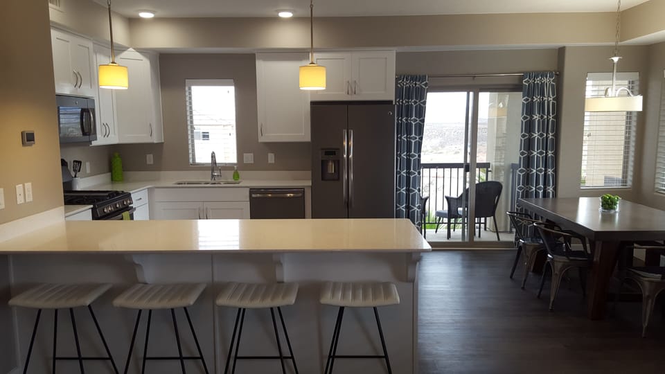 Kitchen & dining area
