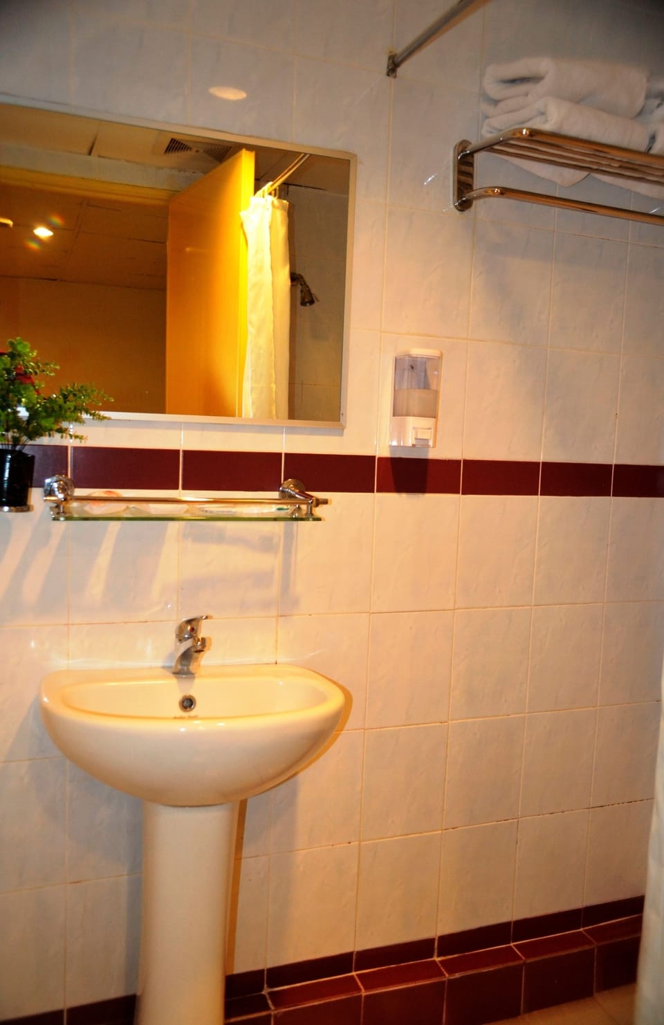 Family Room | Bathroom | Shower, free toiletries, hair dryer, bidet