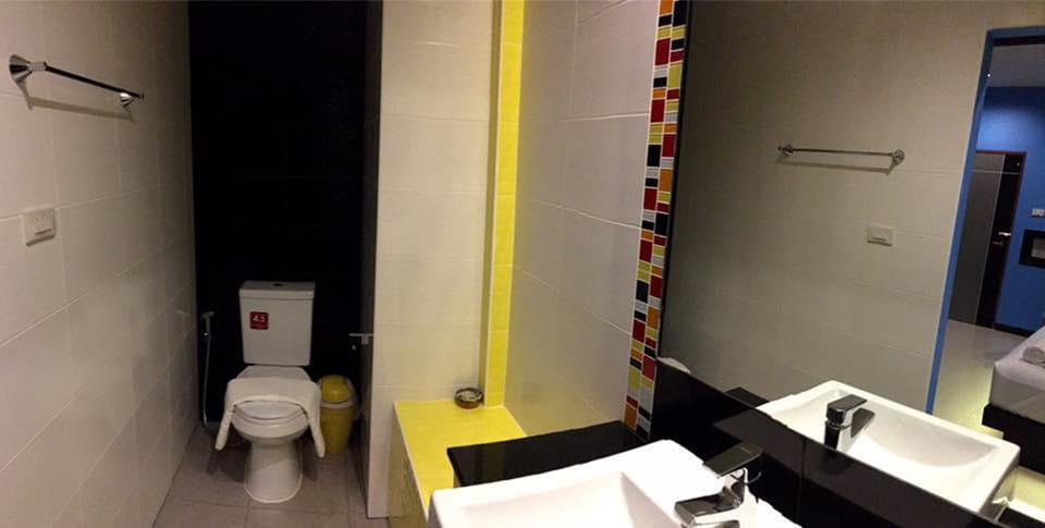 Standard Double Room | Bathroom | Shower, free toiletries, towels