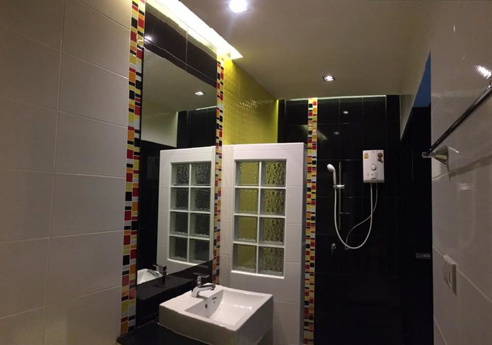 Standard Double Room | Bathroom | Shower, free toiletries, towels
