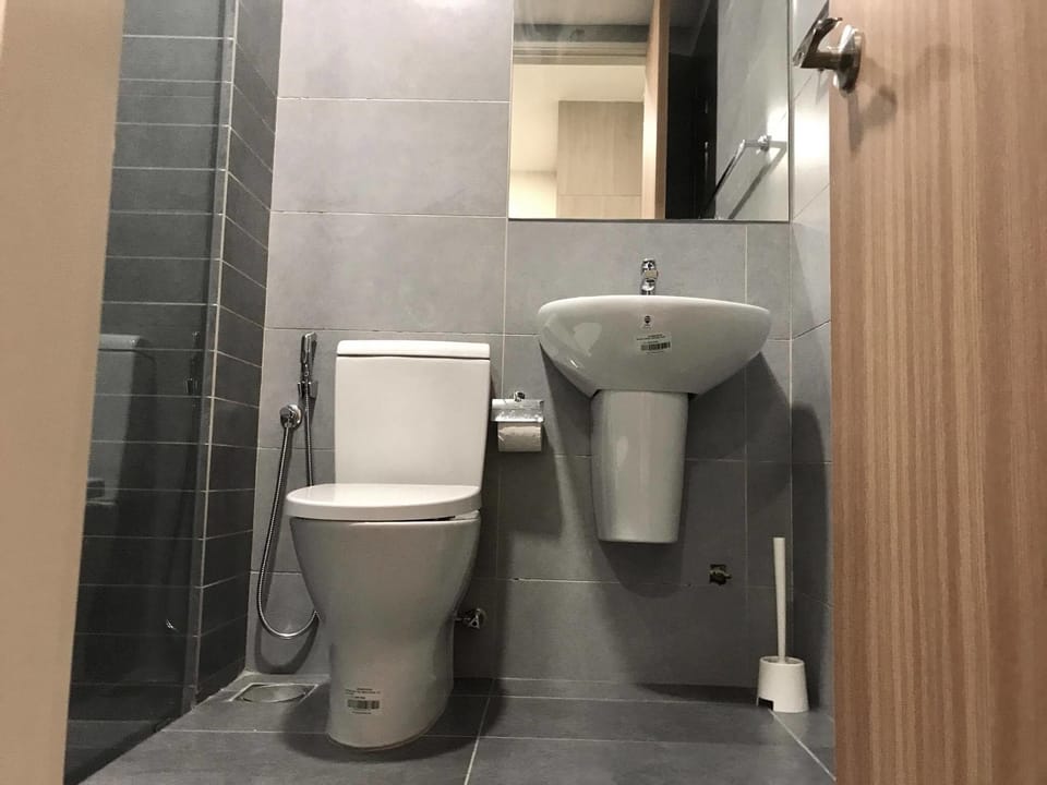 Double Room | Bathroom | Shower, free toiletries, towels