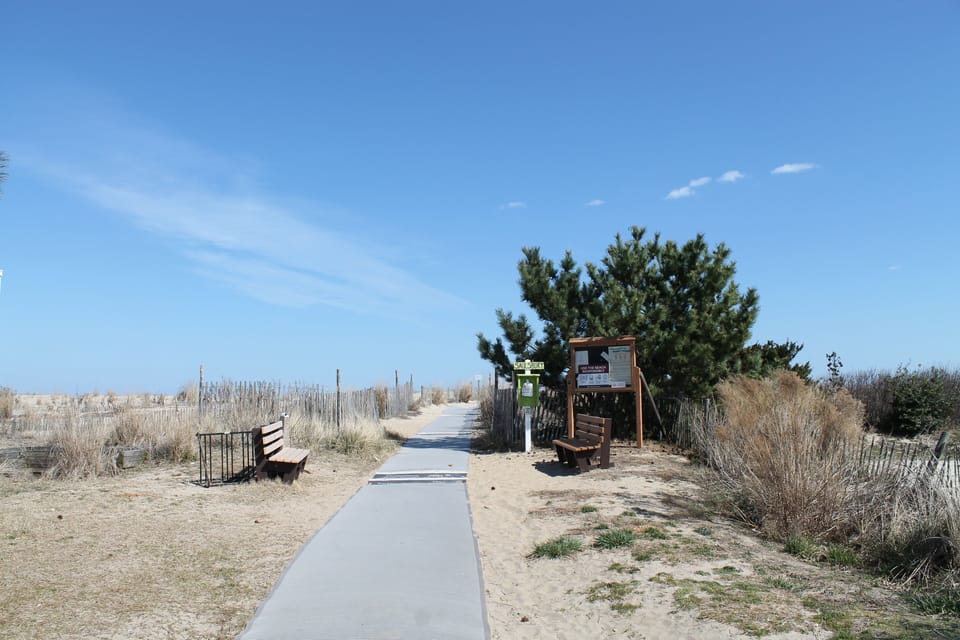 Beach entrance at end of street on Saulsbury St
