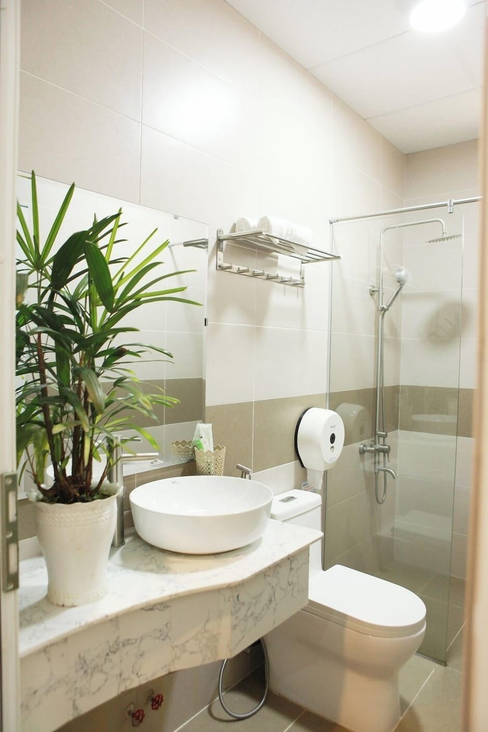 Shower, hydromassage showerhead, free toiletries, hair dryer