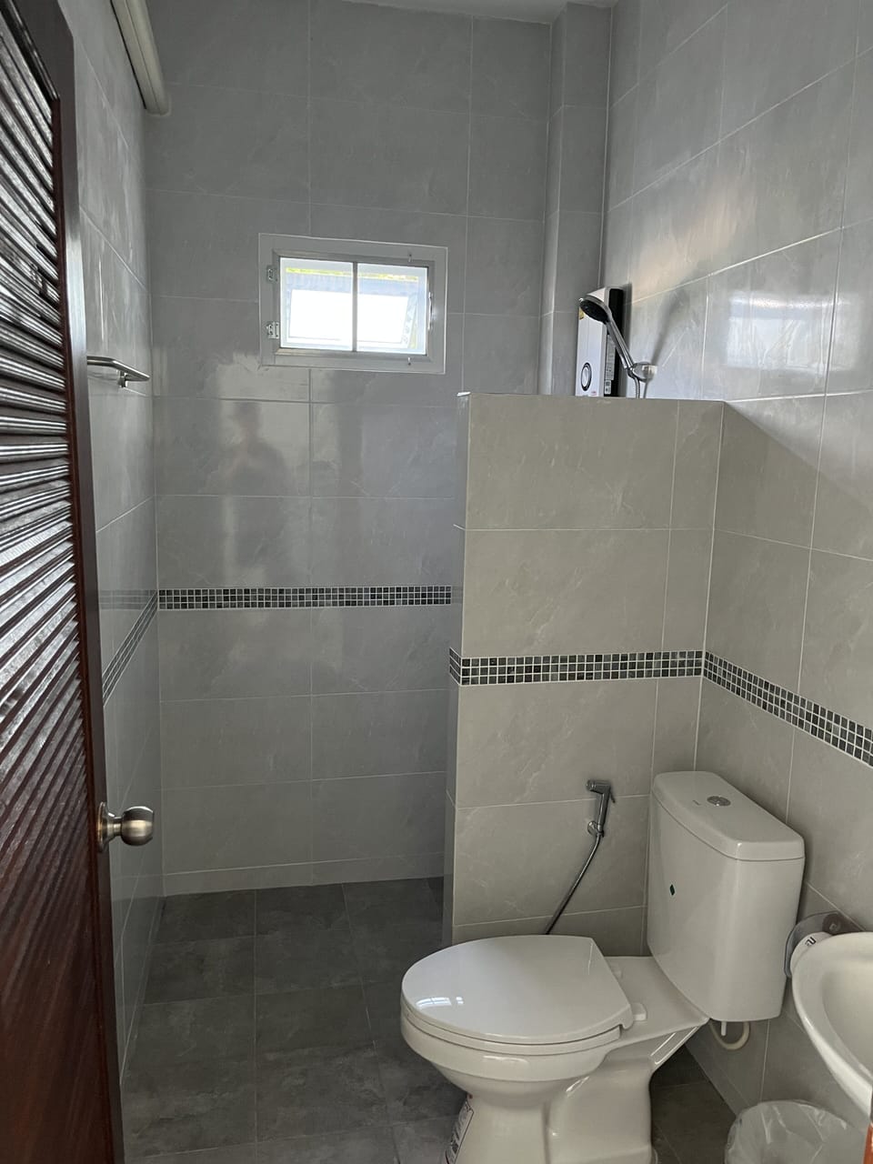 Shower, free toiletries, towels