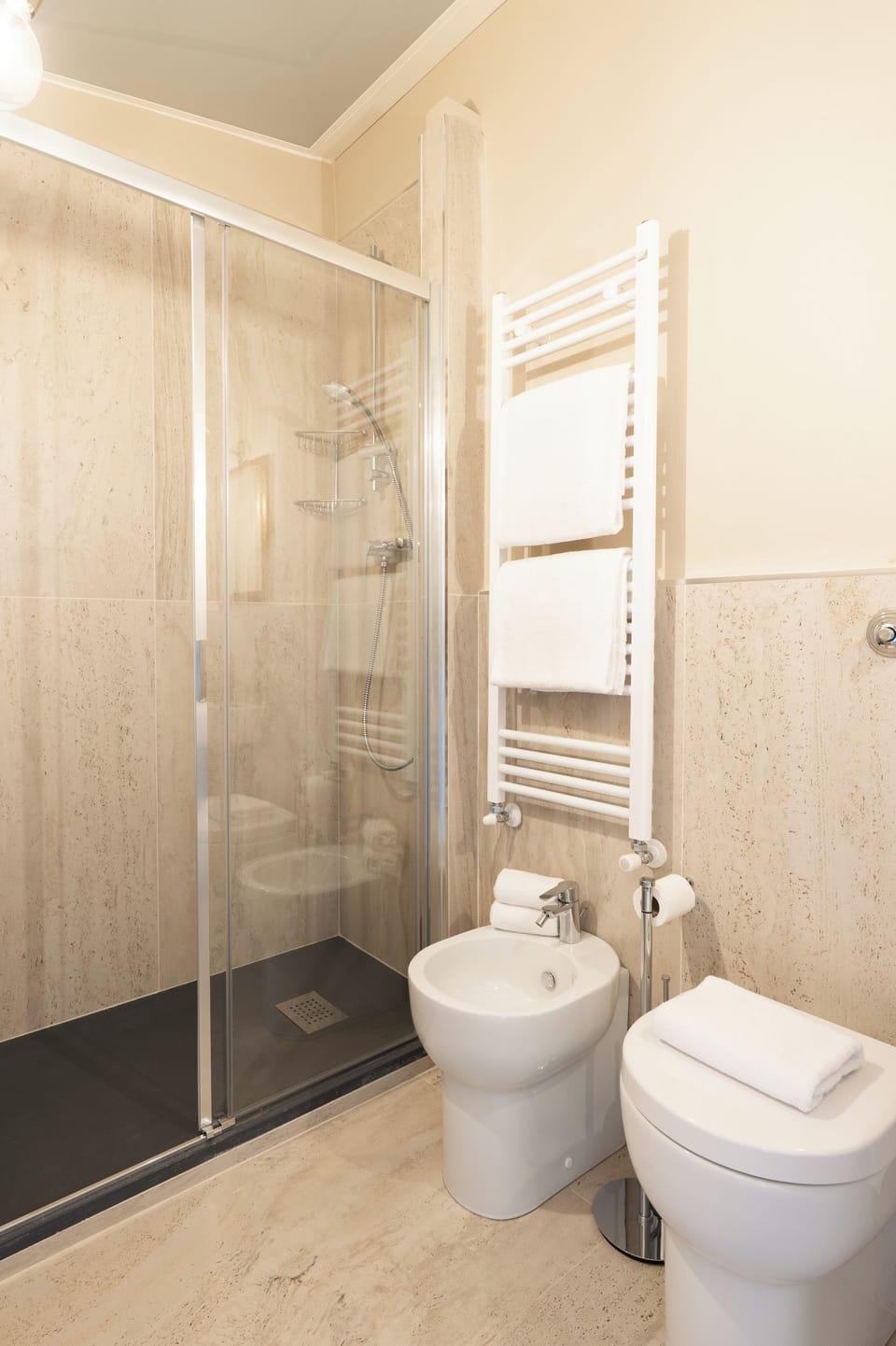 Economy Double Room, 1 King Bed, Mountainside (Arno) | Bathroom | Free toiletries, hair dryer, towels