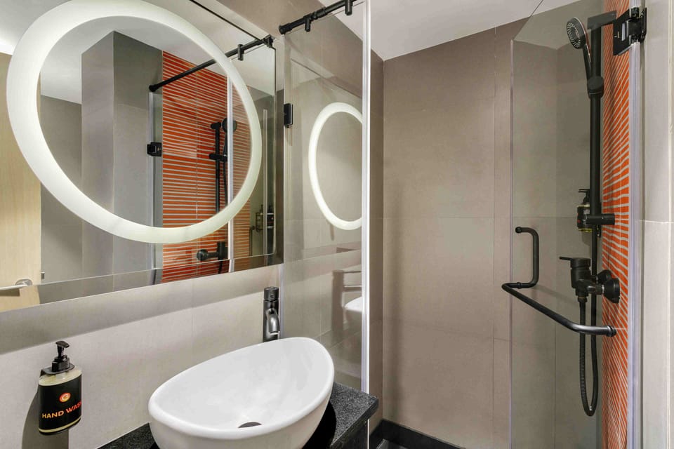 Queen Room | Bathroom | Shower, rainfall showerhead, free toiletries, hair dryer