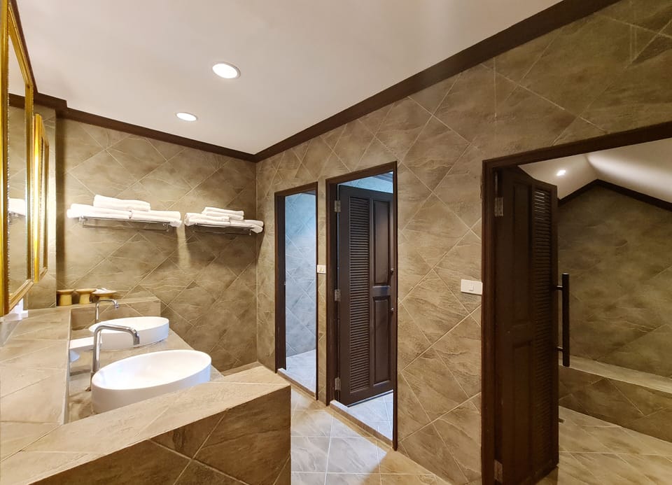 Family Studio | Bathroom | Free toiletries, hair dryer, towels, soap