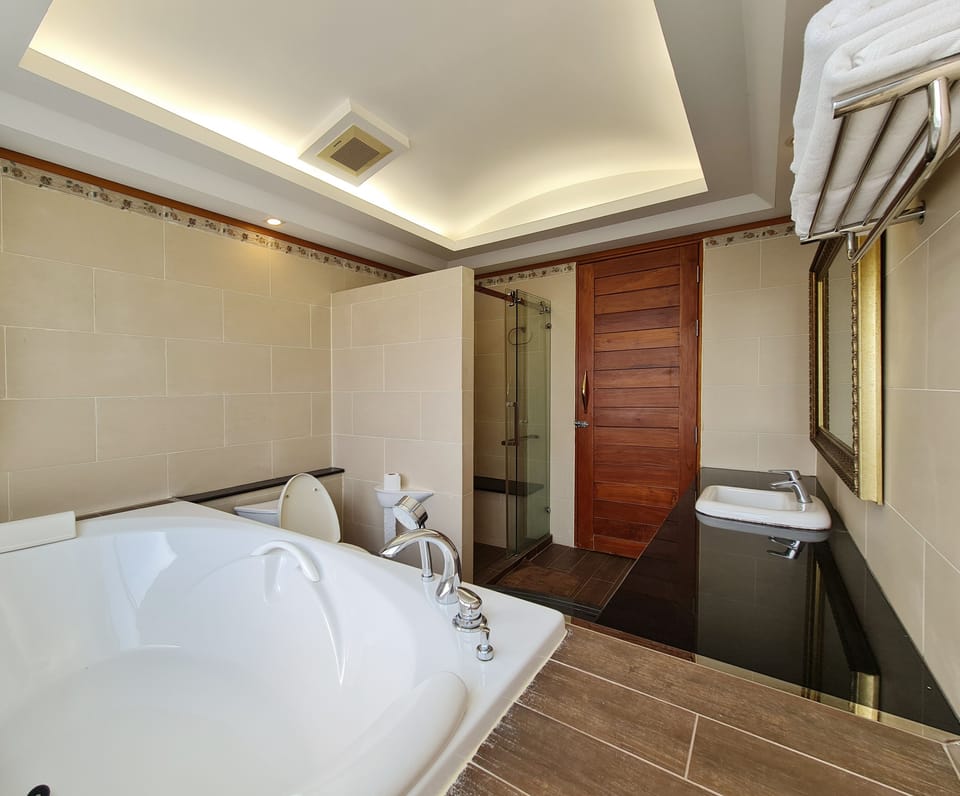 Quadruple Room Penthouse | Bathroom | Free toiletries, hair dryer, towels, soap