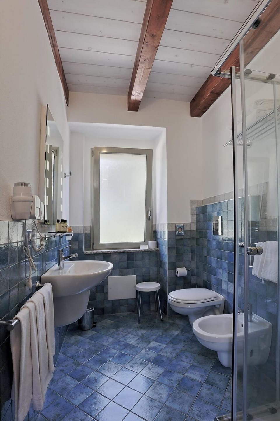 Triple Room | Bathroom | Shower, free toiletries, hair dryer, bathrobes