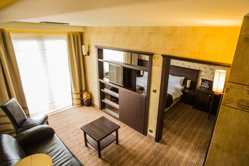 Apartment (Retro) | Living area | 42-inch flat-screen TV with satellite channels, TV