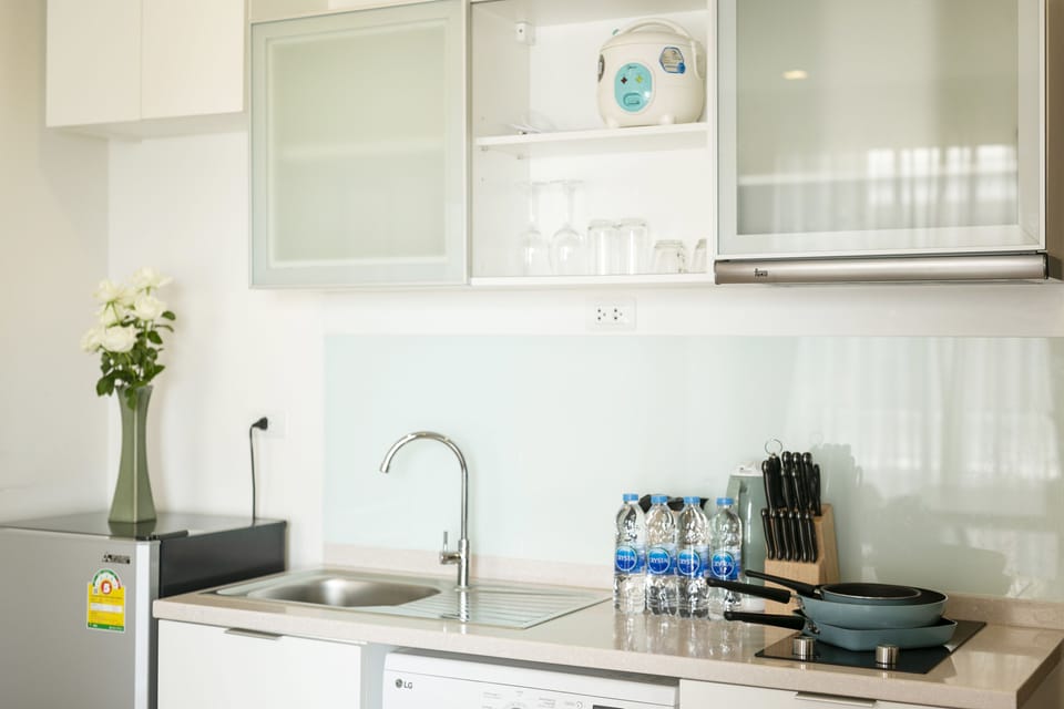 Suite, 1 Bedroom, City View | Private kitchen | Fridge, stovetop, electric kettle, cookware/dishes/utensils