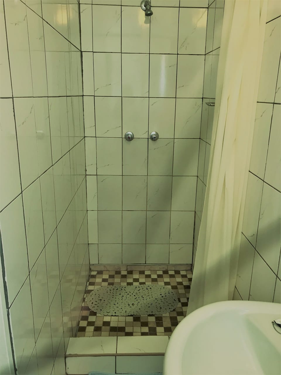 Standard Double room | Bathroom | Shower, free toiletries, towels