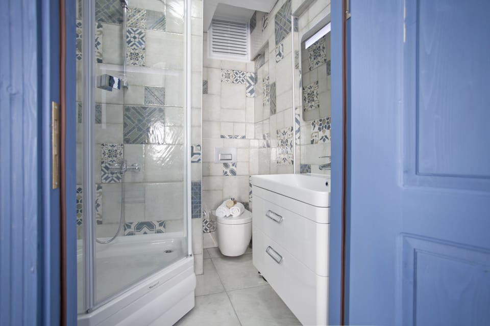 Basic Triple Room | Bathroom | Shower, free toiletries, hair dryer, towels