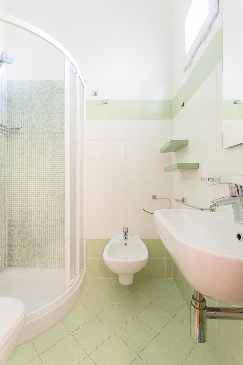 Shower, free toiletries, hair dryer, bidet