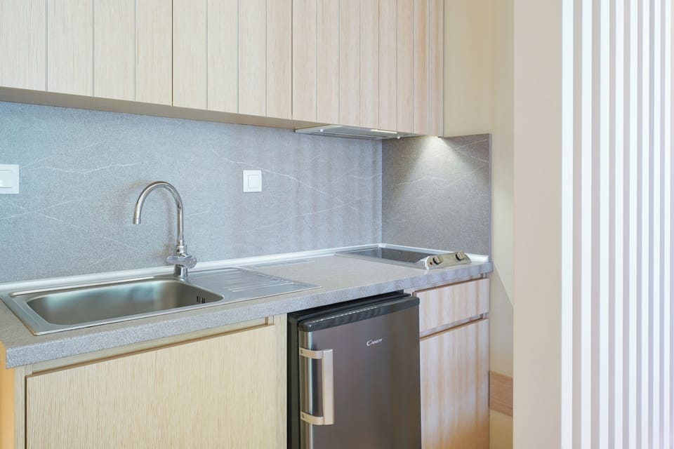 Fridge, stovetop, coffee/tea maker, electric kettle
