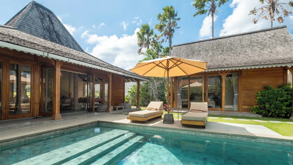 Outdoor pool, pool umbrellas, sun loungers