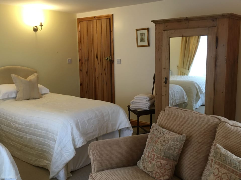 Standard Twin Room, Accessible, Ensuite (Wren's Retreat) | Living area | TV