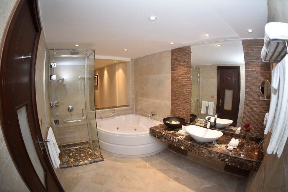Executive Suite, Pool View | Bathroom | Shower, free toiletries, hair dryer, towels