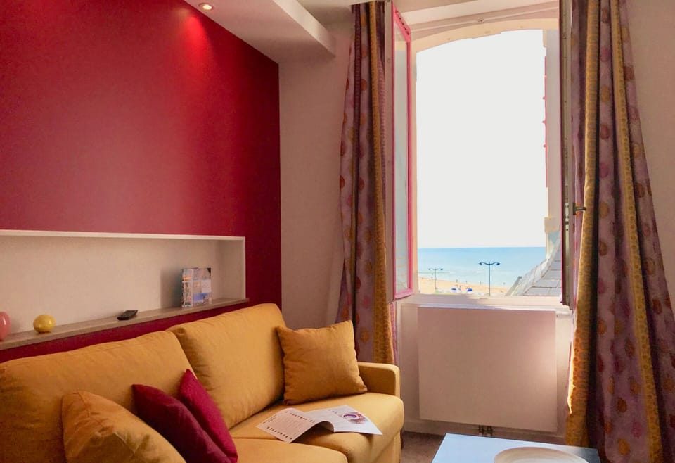 Suite Design, 1 chambre, vue mer | Living area | 80-cm flat-screen TV with digital channels, TV, books