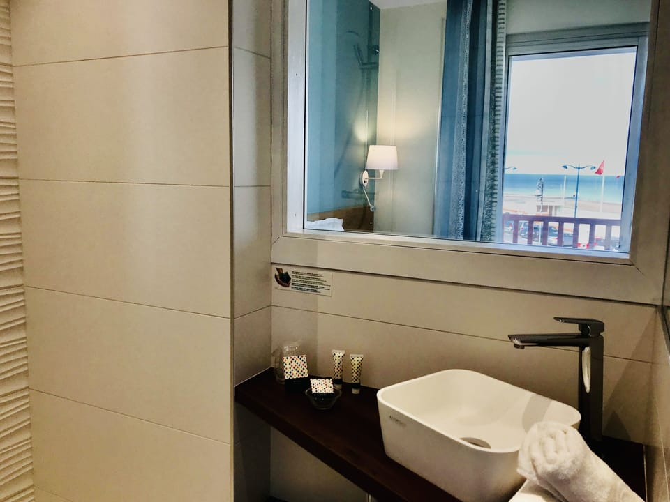 Chambre Double Deluxe, 1 grand lit, terrasse, vue mer | Bathroom | Eco-friendly toiletries, hair dryer, towels, soap