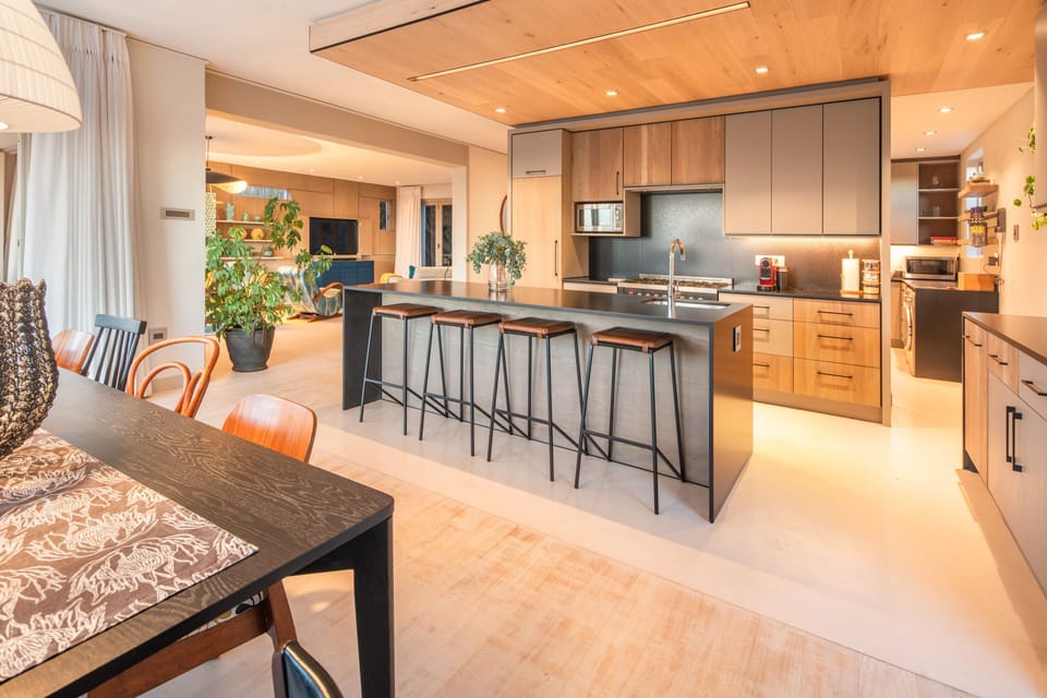 52 Victoria | Private kitchen | Full-size fridge, microwave, oven, stovetop