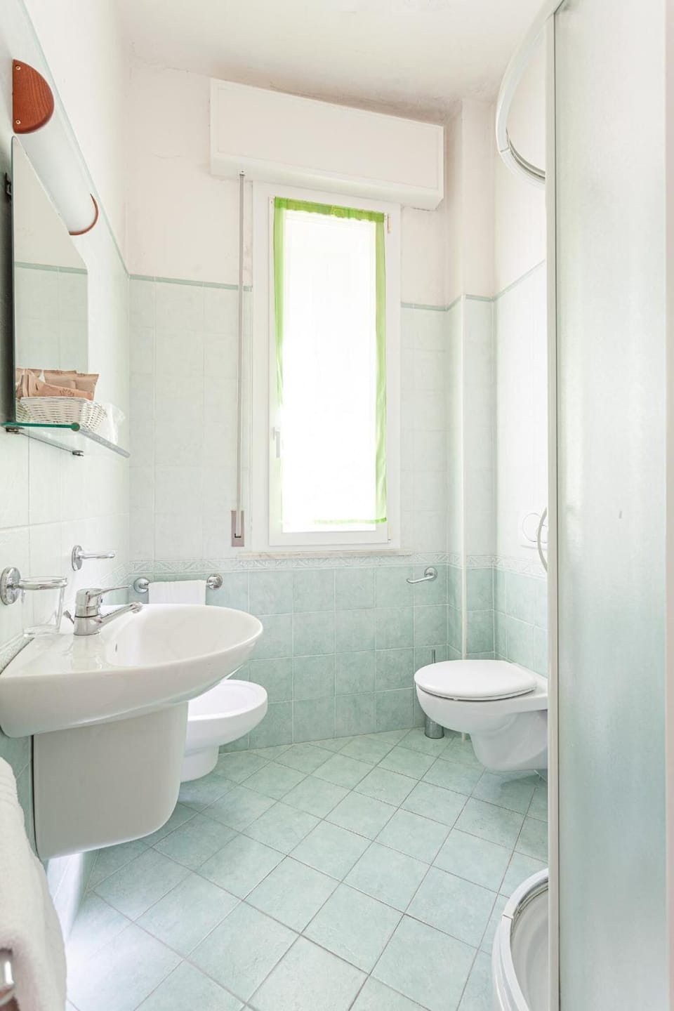 Shower, free toiletries, hair dryer, bidet