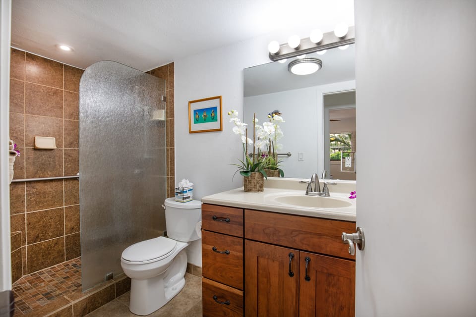 Lauloa 204 Bathroom