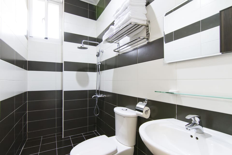 Family Room | Bathroom | Shower, free toiletries, hair dryer, slippers