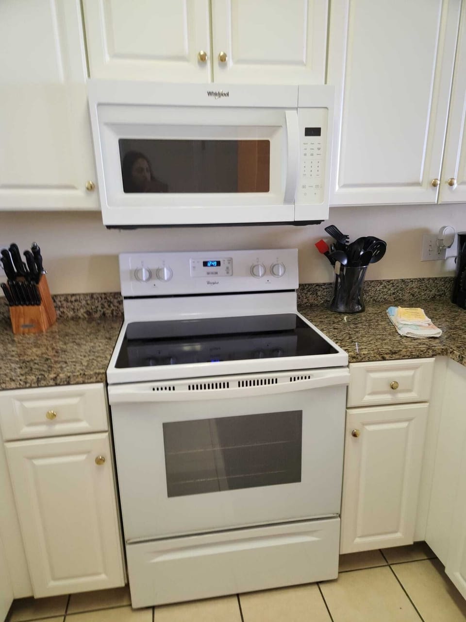 Kitchen electric stove, microwave. 