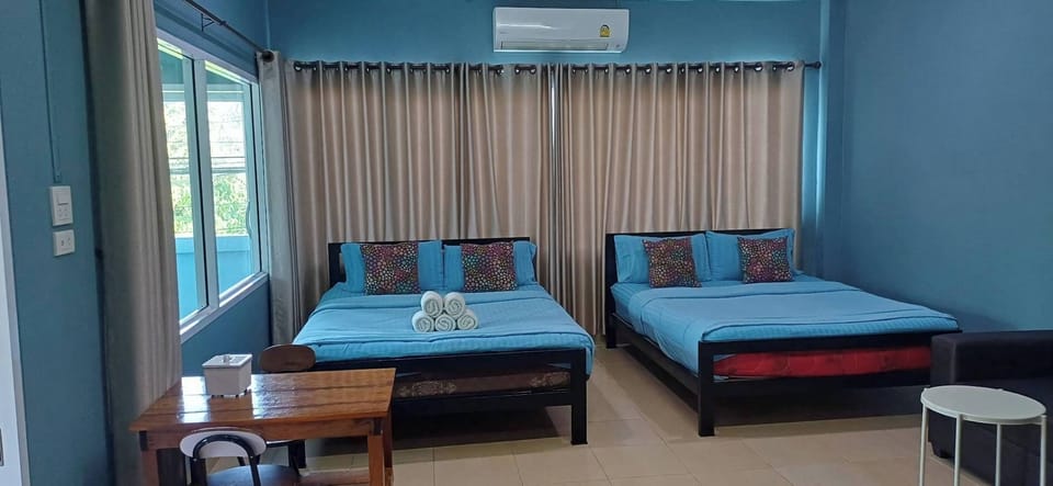 Family Room | Living area | 21-inch TV with satellite channels