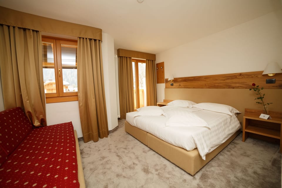 Premium bedding, in-room safe, desk, free WiFi