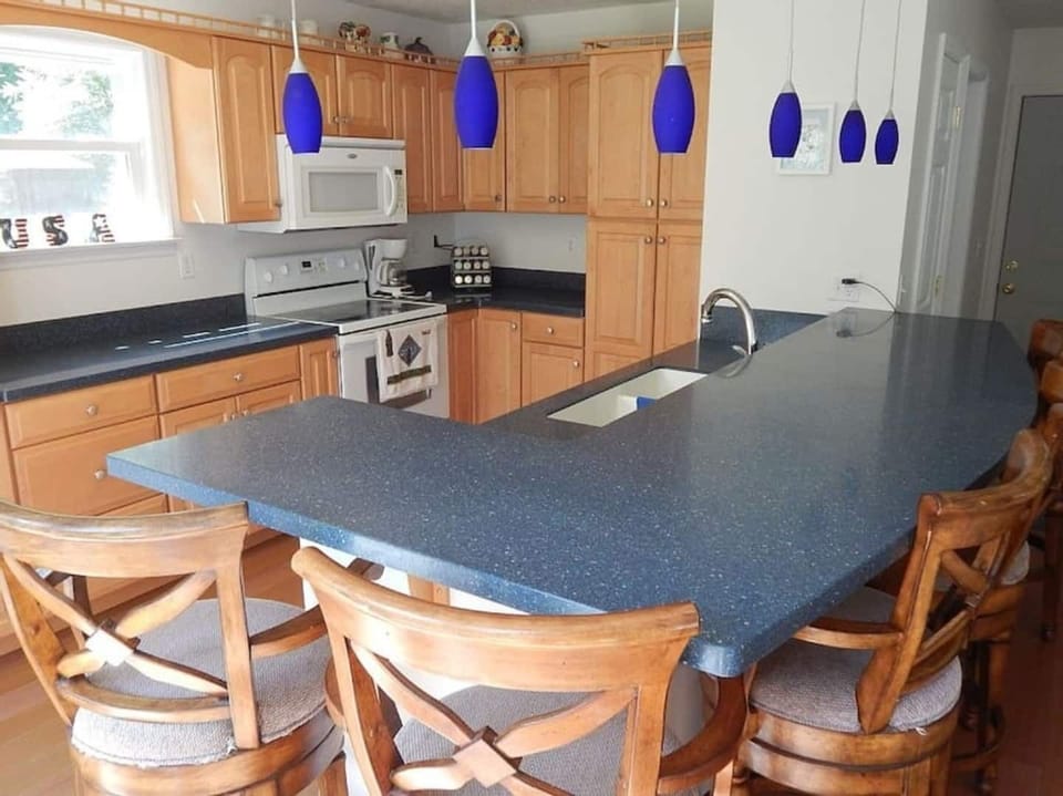 Fully stocked kitchen. Six places at the bar and lots of space for food prep and fellowship.