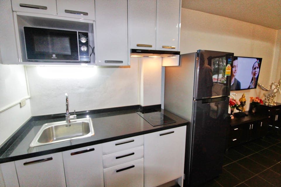 Exclusive Condo | Private kitchen | Fridge, microwave, coffee/tea maker, electric kettle