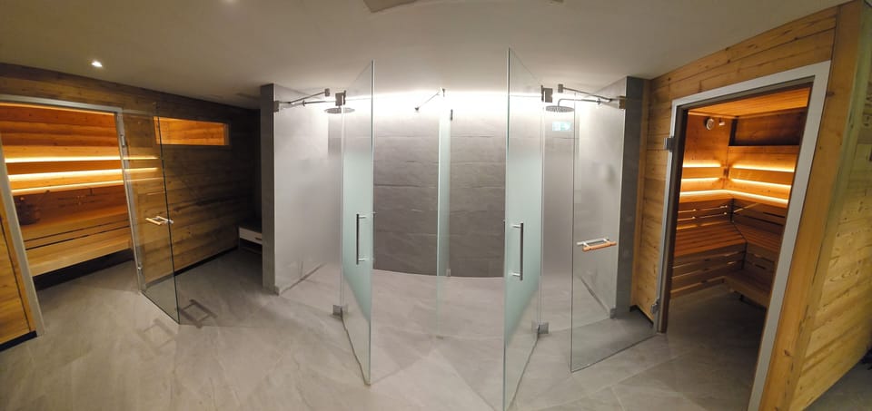 Sauna, steam room