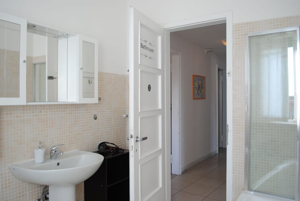 Double Room, Shared Bathroom | Bathroom | Free toiletries, towels