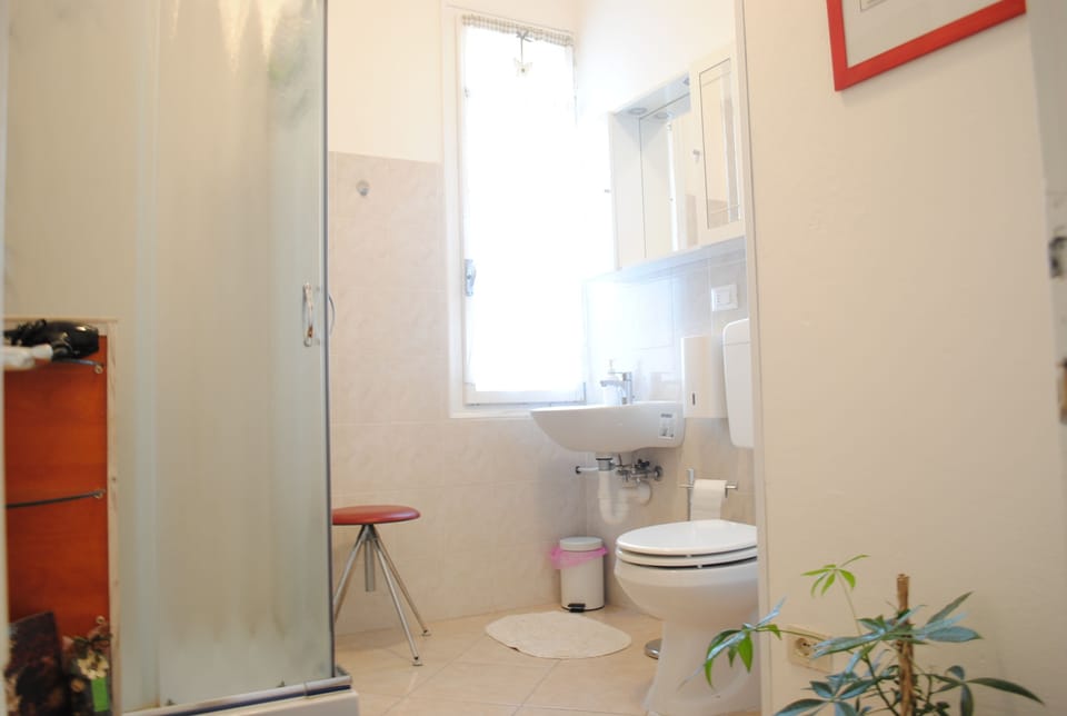 Room, 2 Twin Beds, Shared Bathroom | Bathroom | Free toiletries, towels