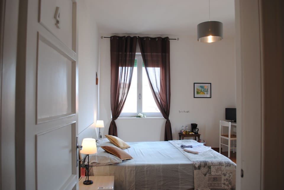 Double Room, Shared Bathroom | Desk, iron/ironing board, free WiFi, bed sheets