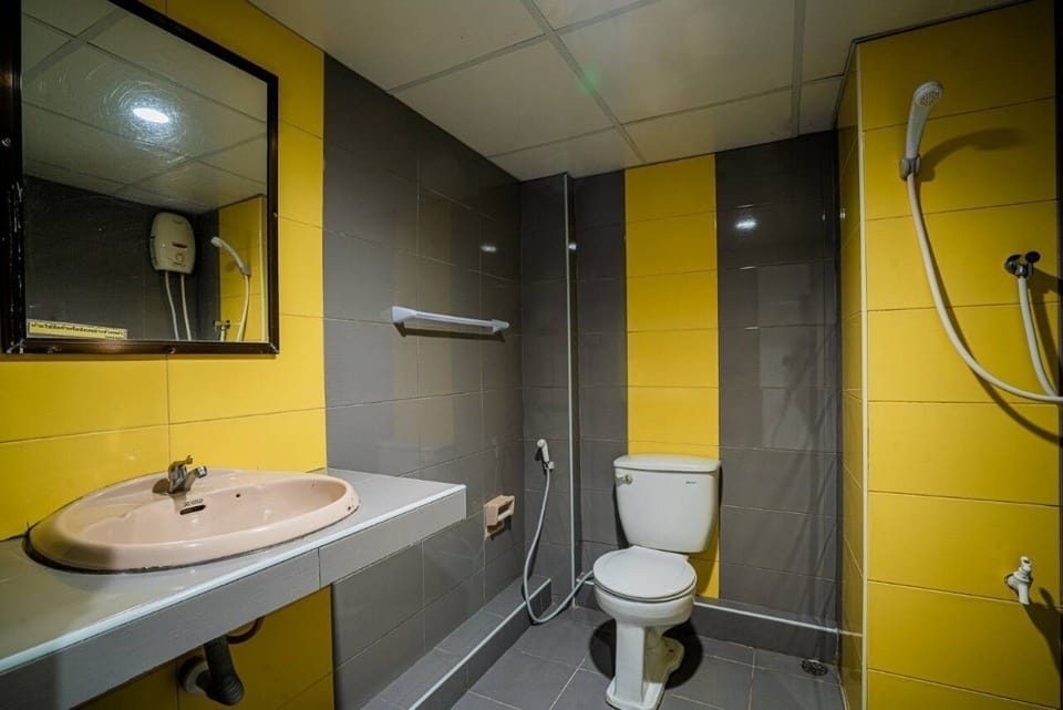 Shower, free toiletries, towels