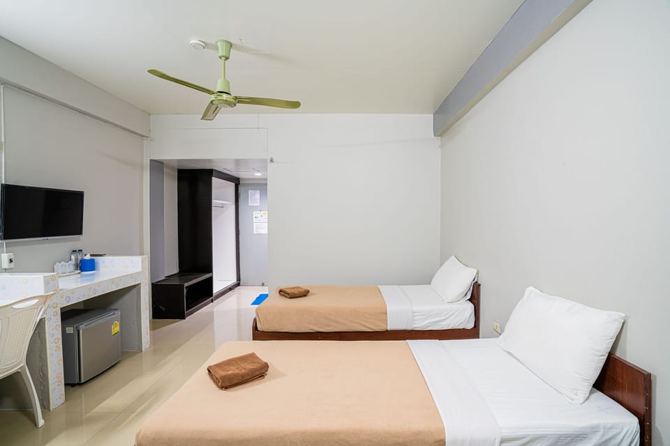 Standard Twin Room  | Desk, WiFi (free), bed sheets