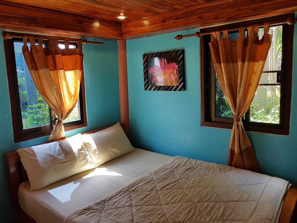 Family Bungalow for 10 | 2 bedrooms, free WiFi, bed sheets