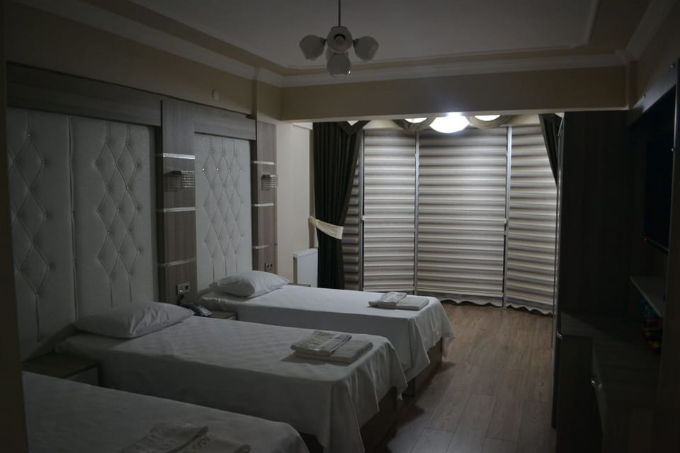 Standard Room, 2 Twin Beds | Premium bedding, minibar, in-room safe, desk