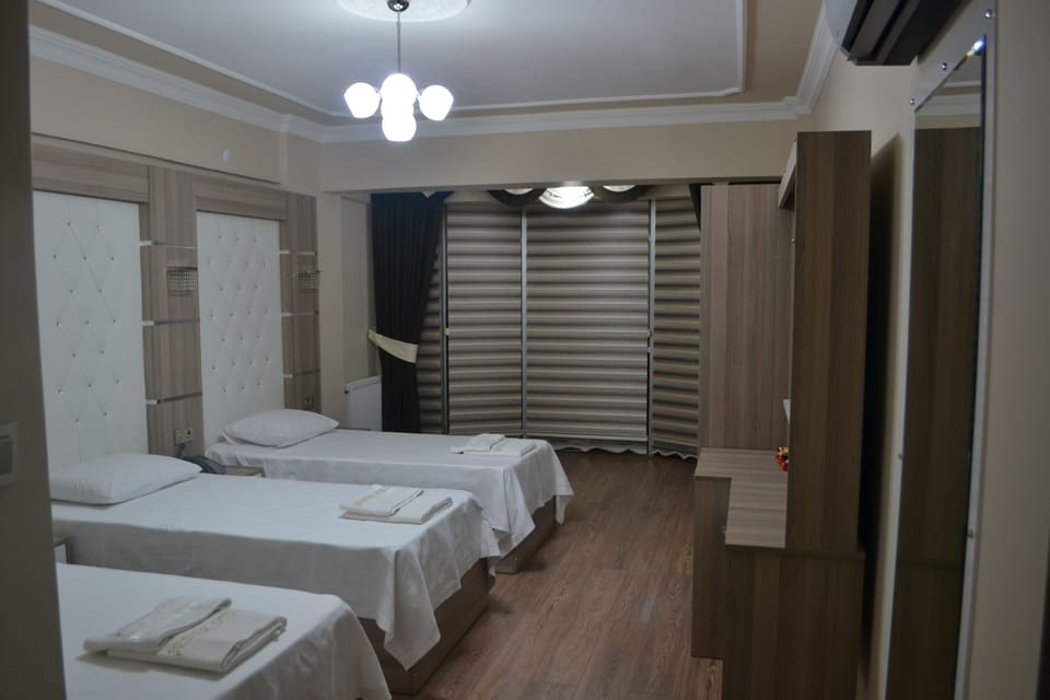 Standard Room, 2 Twin Beds | Premium bedding, minibar, in-room safe, desk