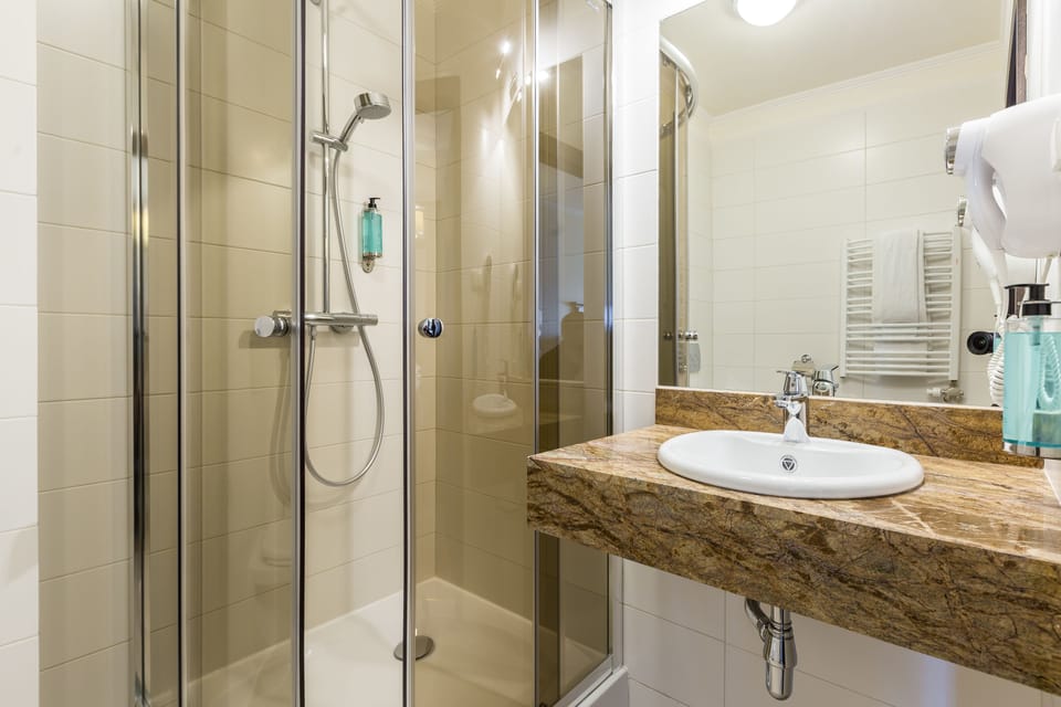 Comfort Double or Twin Room | Bathroom | Shower, free toiletries, hair dryer, towels