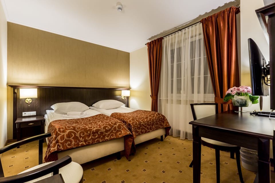 Comfort Double or Twin Room | In-room safe, desk, free WiFi, bed sheets