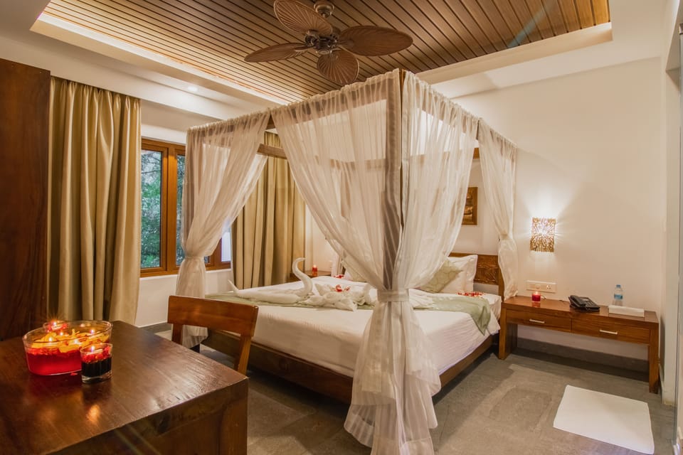 Deluxe Suite | Egyptian cotton sheets, premium bedding, minibar, in-room safe