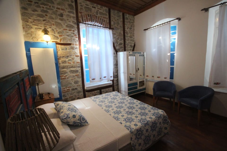 Suite 4  | Premium bedding, soundproofing, iron/ironing board, free WiFi