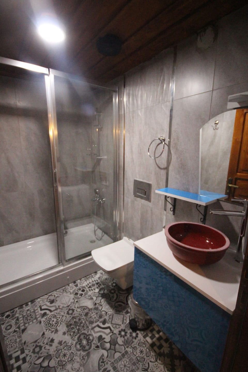 Standard Double or Twin Room 1 | Bathroom | Shower, free toiletries, hair dryer, slippers