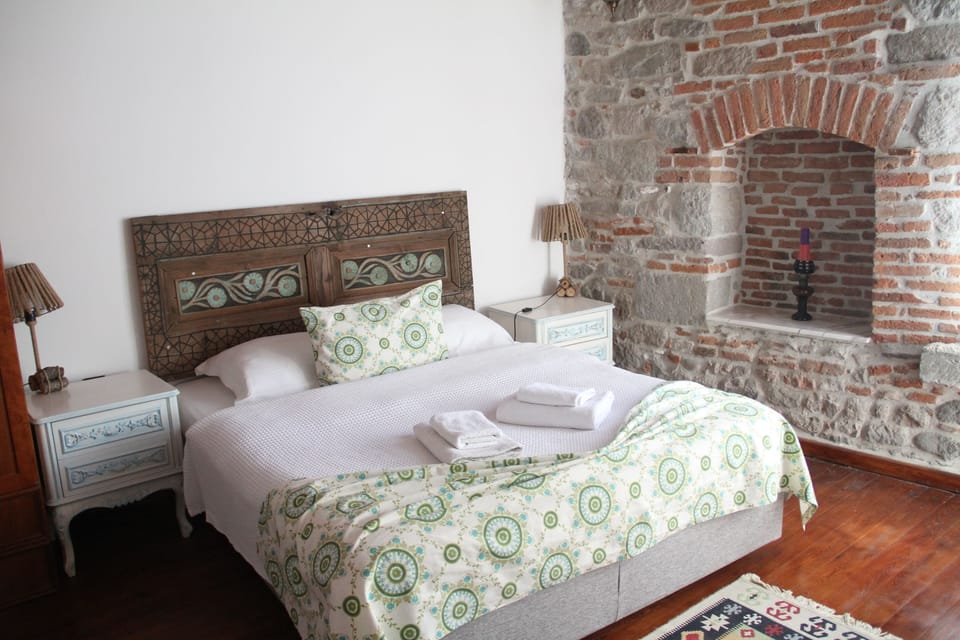 Suite 3 | Premium bedding, soundproofing, iron/ironing board, free WiFi