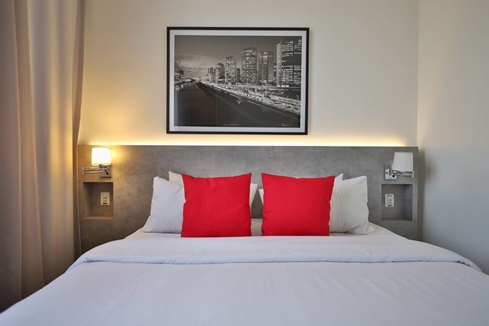 Business Apartment | Minibar, in-room safe, blackout drapes, soundproofing