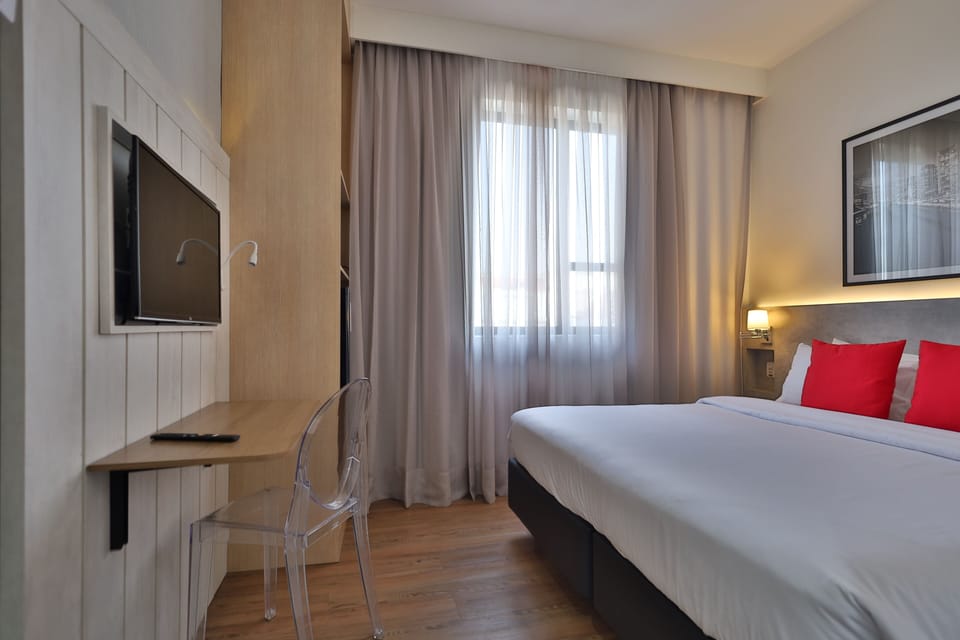 Business Apartment | Minibar, in-room safe, blackout drapes, soundproofing